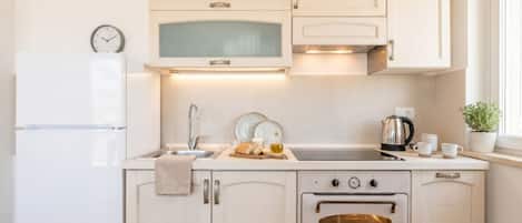 Réfrigérateur, four, plaque de cuisson, cafetiÚre/bouilloire