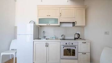 Réfrigérateur, four, plaque de cuisson, cafetiÚre/bouilloire