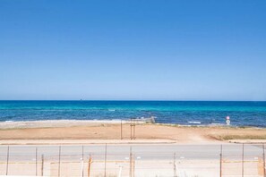 A coastal road with a clear view of the sea and a distant ship. - Angelina house - Sea Front Loft (Bari)