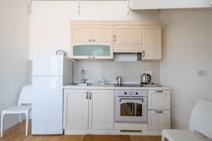 Kühlschrank, Ofen, Herdplatte, Wasserkocher mit Kaffee-/Teezubehör