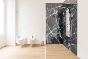 Shower, hair dryer, bidet, shampoo - Arianna - Luxury Central Suite (Monopoli)