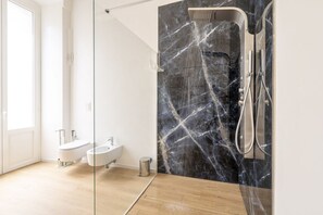 Bruser, hårtørrer, bidet, Shampoo