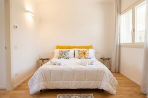 1 bedroom, desk, WiFi, bed sheets - Benjamin House with Private Parking (Bari)