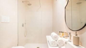 Doccia, asciugacapelli, bidet, asciugamani