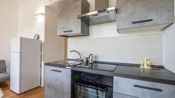 Réfrigérateur, four, plaque de cuisson, cafetiÚre/bouilloire