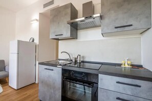 Fridge, oven, stovetop, coffee/tea maker