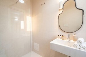 Shower, hair dryer, bidet, towels - Benjamin House with Private Parking (Bari)