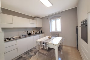 Geladeira, fogão, cooktop, lava-louças