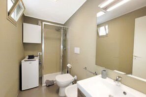 Dusche, Haartrockner, Bidet, Handtücher