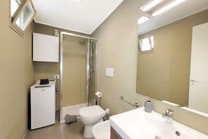 Doccia, asciugacapelli, bidet, asciugamani