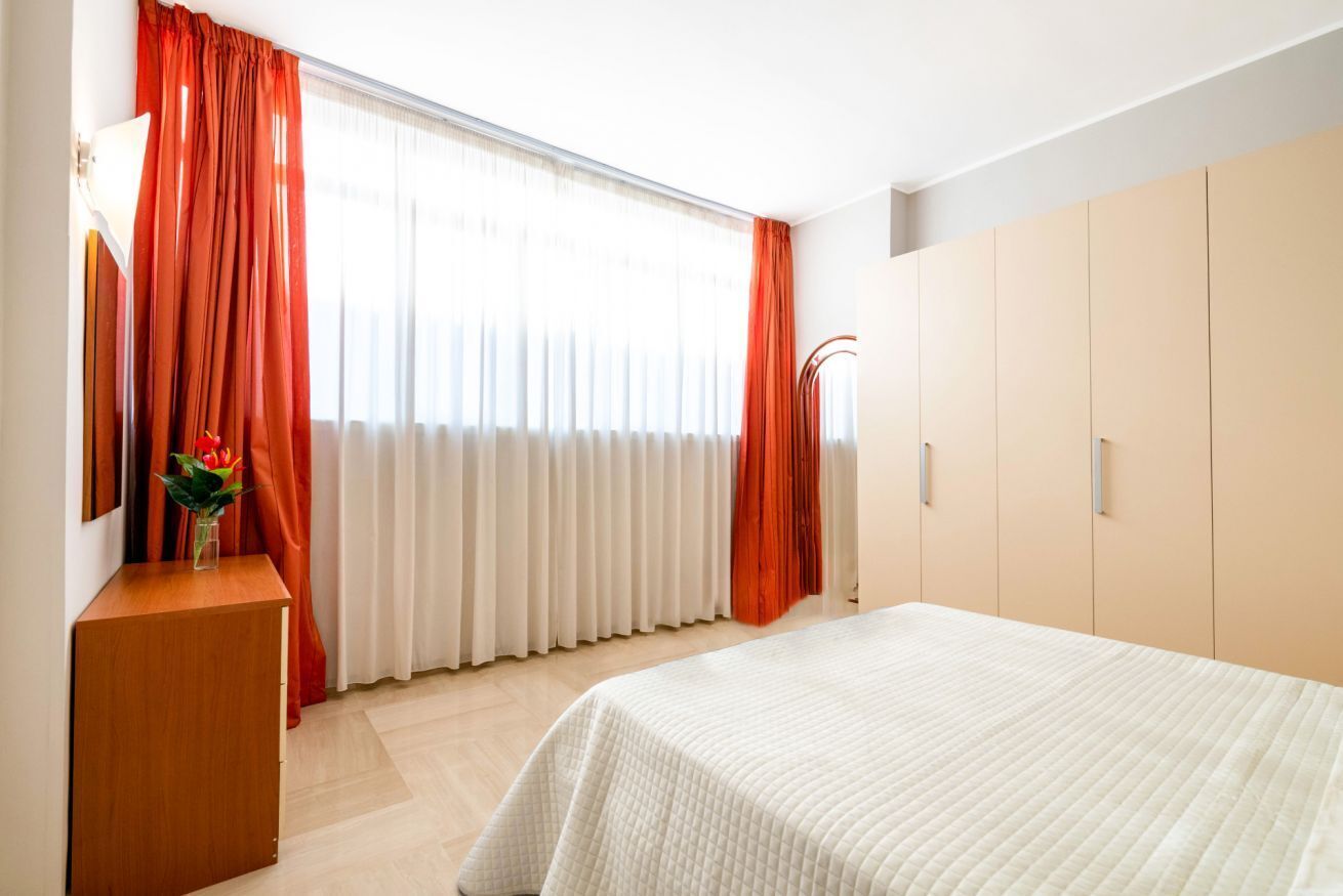2 Schlafzimmer, Schreibtisch, Bügeleisen/Bügelbrett, Reisekinderbett