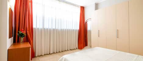 2 Schlafzimmer, Schreibtisch, Bügeleisen/Bügelbrett, Reisekinderbett