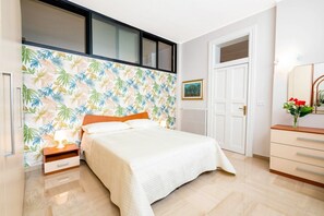 2 Schlafzimmer, Schreibtisch, Bügeleisen/Bügelbrett, Reisekinderbett