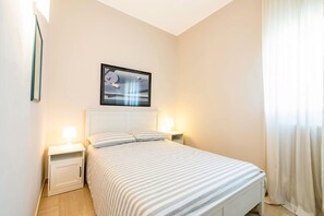 2 bedrooms, desk, iron/ironing board, travel crib