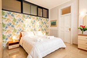 2 bedrooms, desk, iron/ironing board, travel cot - Camilla - Prestigious Residence (Bari)