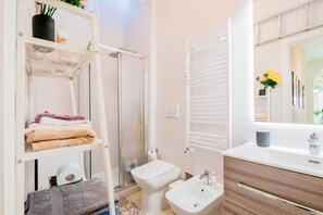 Dusche, Haartrockner, Bidet, Handtücher