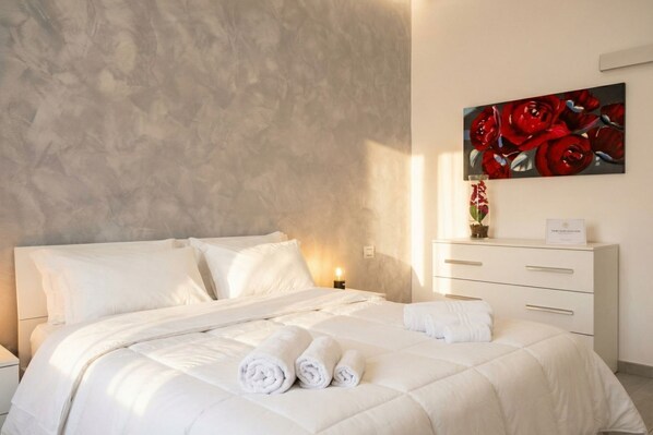 3 bedrooms, desk, WiFi, bed sheets