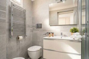 Ducha, artículos de tocador gratuitos, secador de pelo, bidet