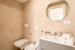 Shower, free toiletries, hair dryer, bidet