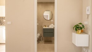 A bathroom with a mirror, sink, and towel rack. - Alba Suite Apartment (Bari)