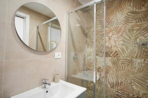 Shower, hair dryer, bidet, towels