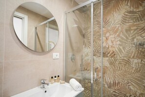 Shower, free toiletries, hair dryer, bidet - Alba Suite Apartment (Bari)