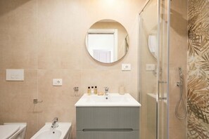 Shower, free toiletries, hair dryer, bidet