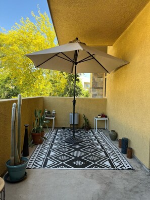 Terrace/patio - Cheerful condo, graceful complex, useful location: 2BR, patio, mountain views (Palm Springs)