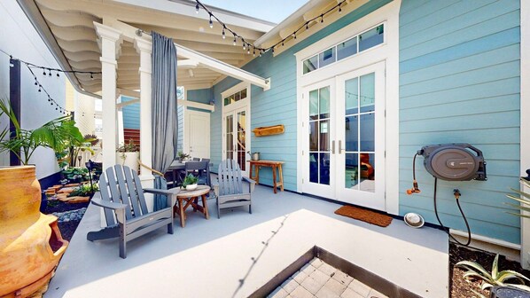 Outdoor dining - Shared Resort Style Pools, Boardwalk to the Beach, Golf Cart Access (Port Aransas)