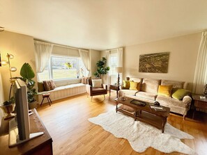 Una Smart TV, videojuegos, un reproductor de DVD, libros