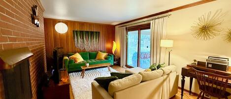 Téléviseur connecté, jeux vidéo, lecteur de DVD, livres