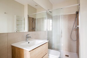 Hårføner og håndklær