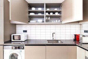 Køleskab, mikrobølgeovn, ovn, kogeplade