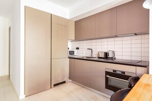 Een koelkast, een microgolfoven, een oven, een kookplaat