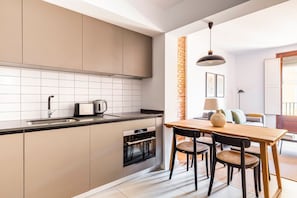 Een koelkast, een microgolfoven, een oven, een kookplaat