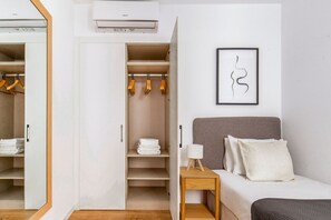 Planxa i posts de planxar, wifi i roba de llit