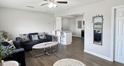 Spacious 6BR Retreat • 15 Mins to Downtown Dallas