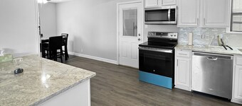 Spacious 6BR Retreat • 15 Mins to Downtown Dallas