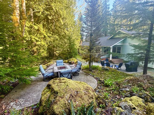 Home in the woods with private Creek & Hot tub near North Cascades National Park