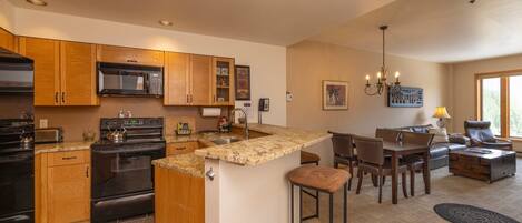 Réfrigérateur, micro-ondes, four, plaque de cuisson