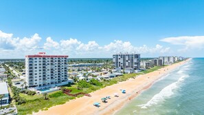 On the beach - Direct oceanfront 2/2 corner condo with large balcony, heated pool, and garage parking (Ormond Beach)