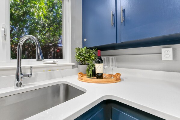 Hus - flera sängar - uteplats - utsikt mot trädgården (726 Eastdale Drive) | Interiör