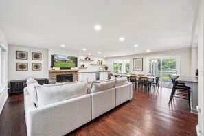Smart-TV, Tischfußball, Tischtennisplatte