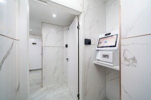 Front of property - Windsor Hella Inn (Kowloon)