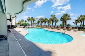 Una piscina techada, una piscina al aire libre