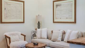 Suite Luxe, vue jardin | Coin séjour