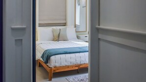 Een kamer met een bed, een raam met gordijn en een deur met de tekst '100'.