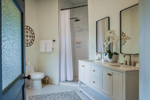 Suite de lujo, vista al jardín | Baño | Regadera, secadora de cabello, toallas, jabón