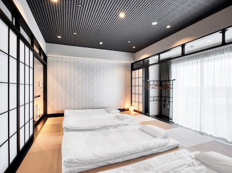 Cubrecamas, cortinas blackout, wifi gratis y ropa de cama . IN THE LIBRARY hotel and books TOKOROZAWA