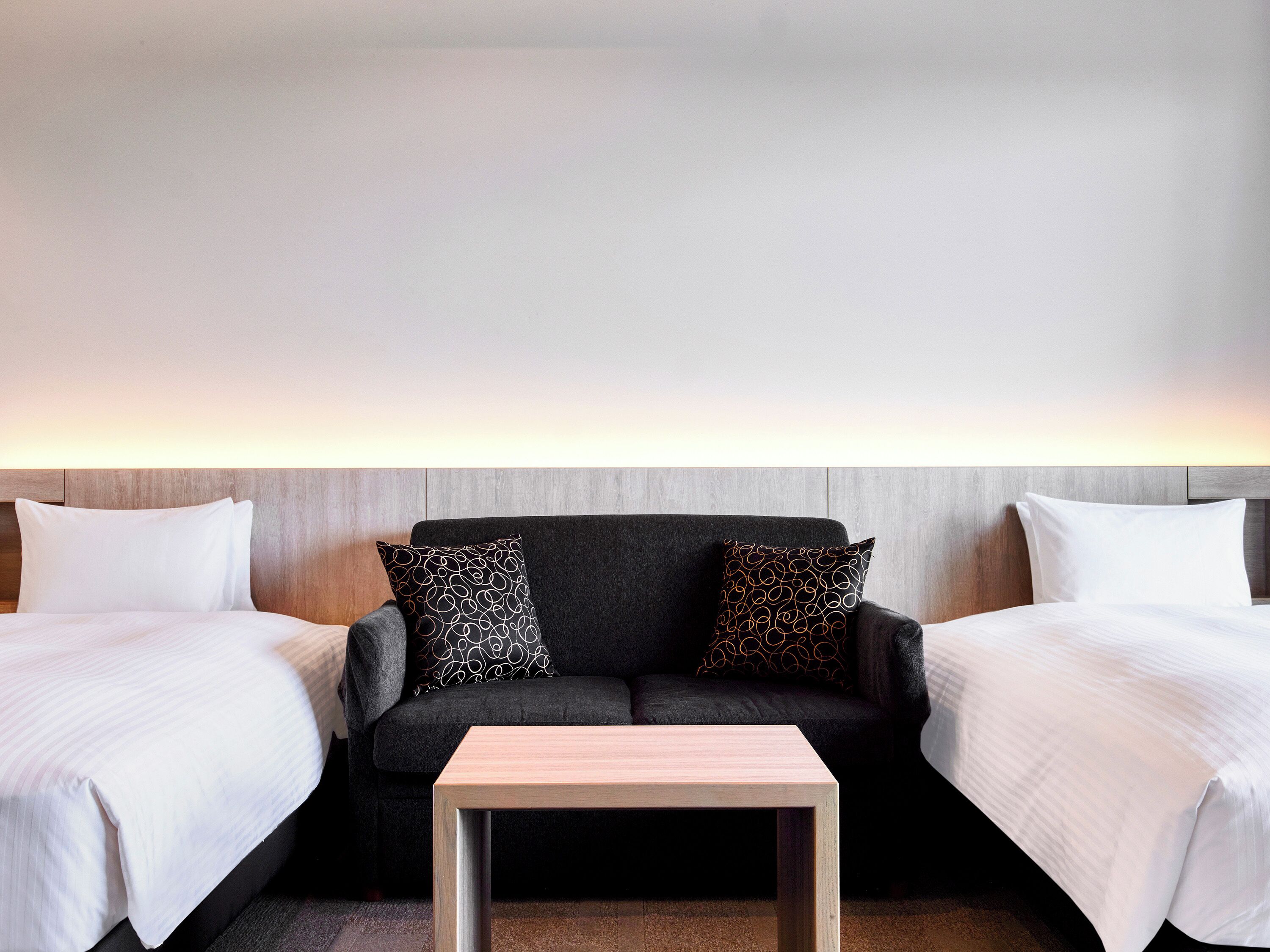 プレミアツイン【禁煙】 | 羽毛の掛け布団、遮光カーテン、WiFi (無料)、ベッドシーツ